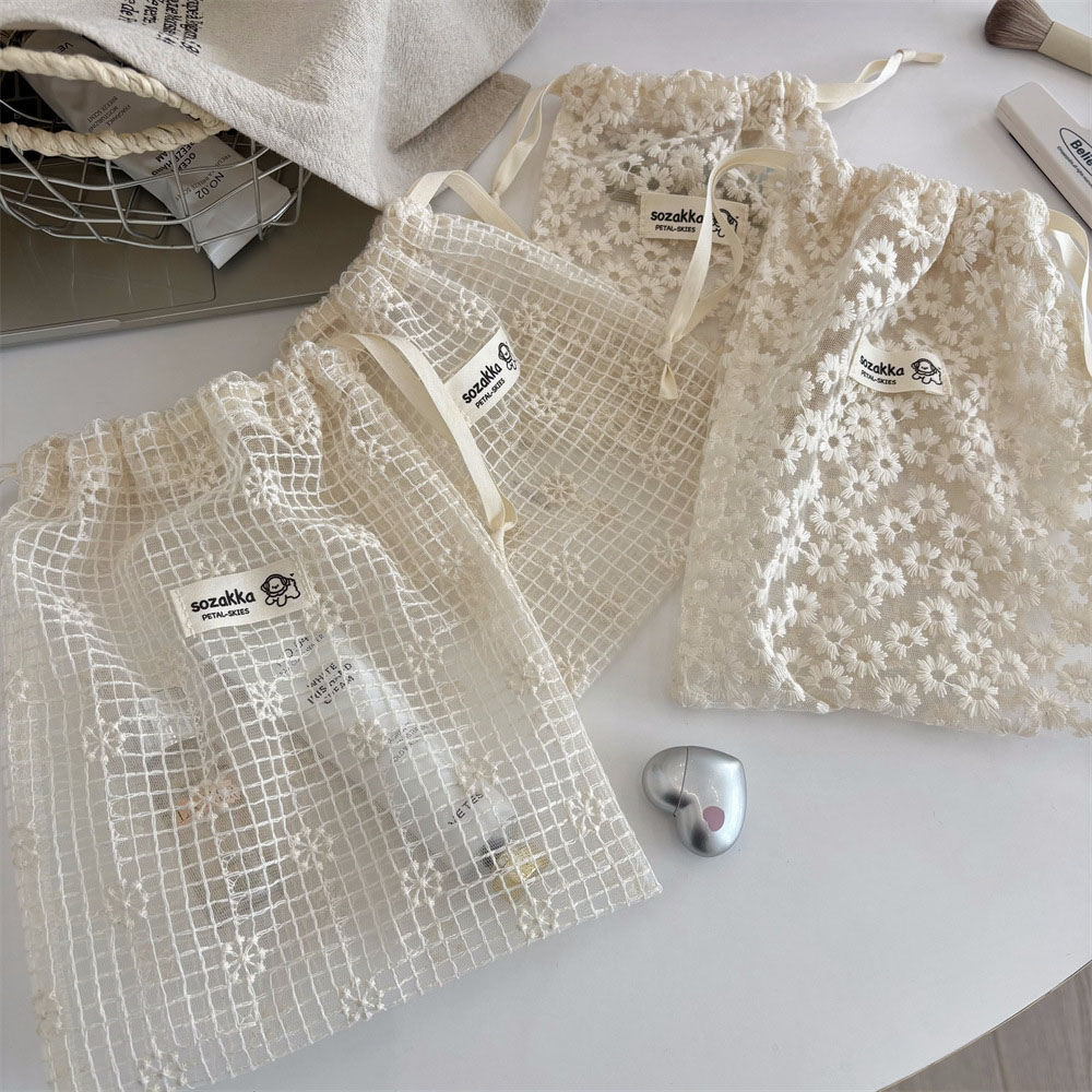 Travel Accessories Us - กระเป๋าเครื่องสำอางผ้าตาข่ายปักลายดอกเดซี่พร้อมเชือกรูด กระเป๋าใส่ของใช้ในห้องน้ำ ชุดชั้นใน ถุงเท้า สำหรับเดินทางช่วงฤดูร้อน กระเป๋าจัดระเบียบอุปกรณ์เสริม